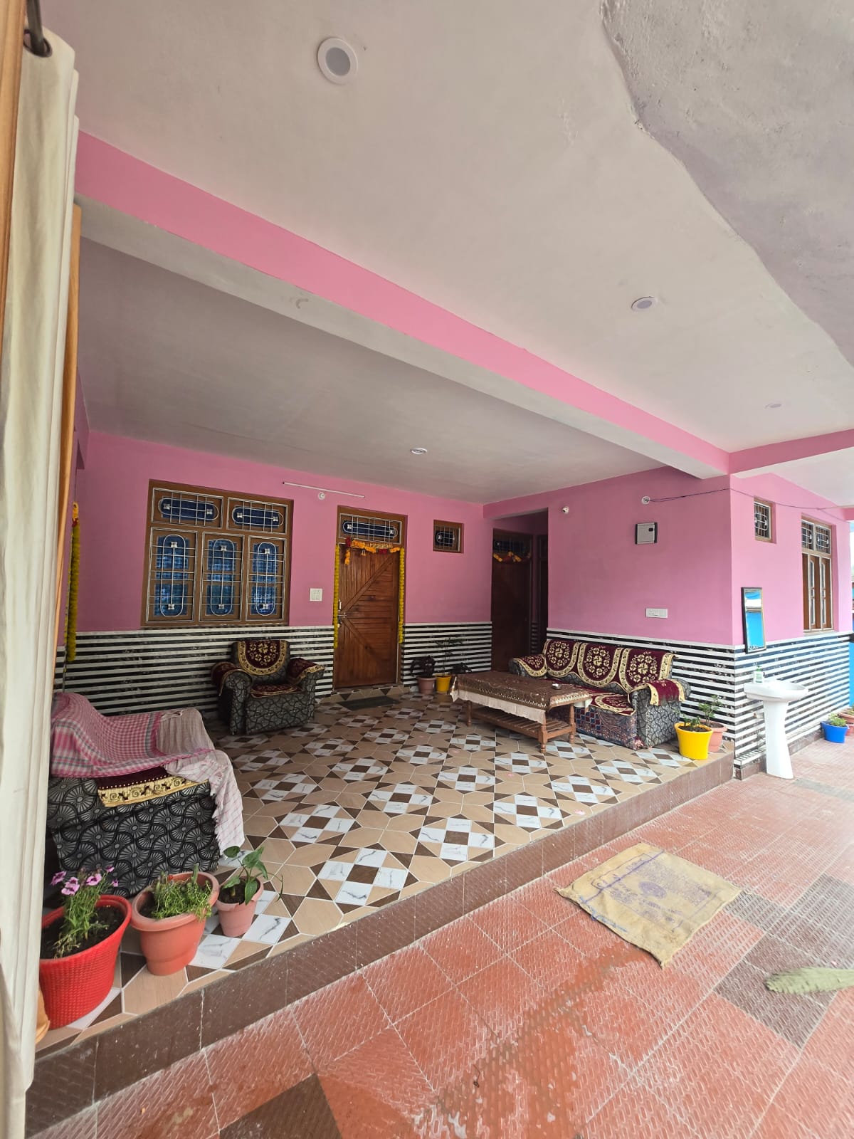 Kuber Homestay exterior, Gunji